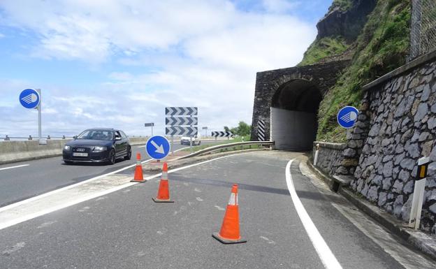 Cortada La Carretera Entre Getaria Y Zarautz Por Un Desprendimiento